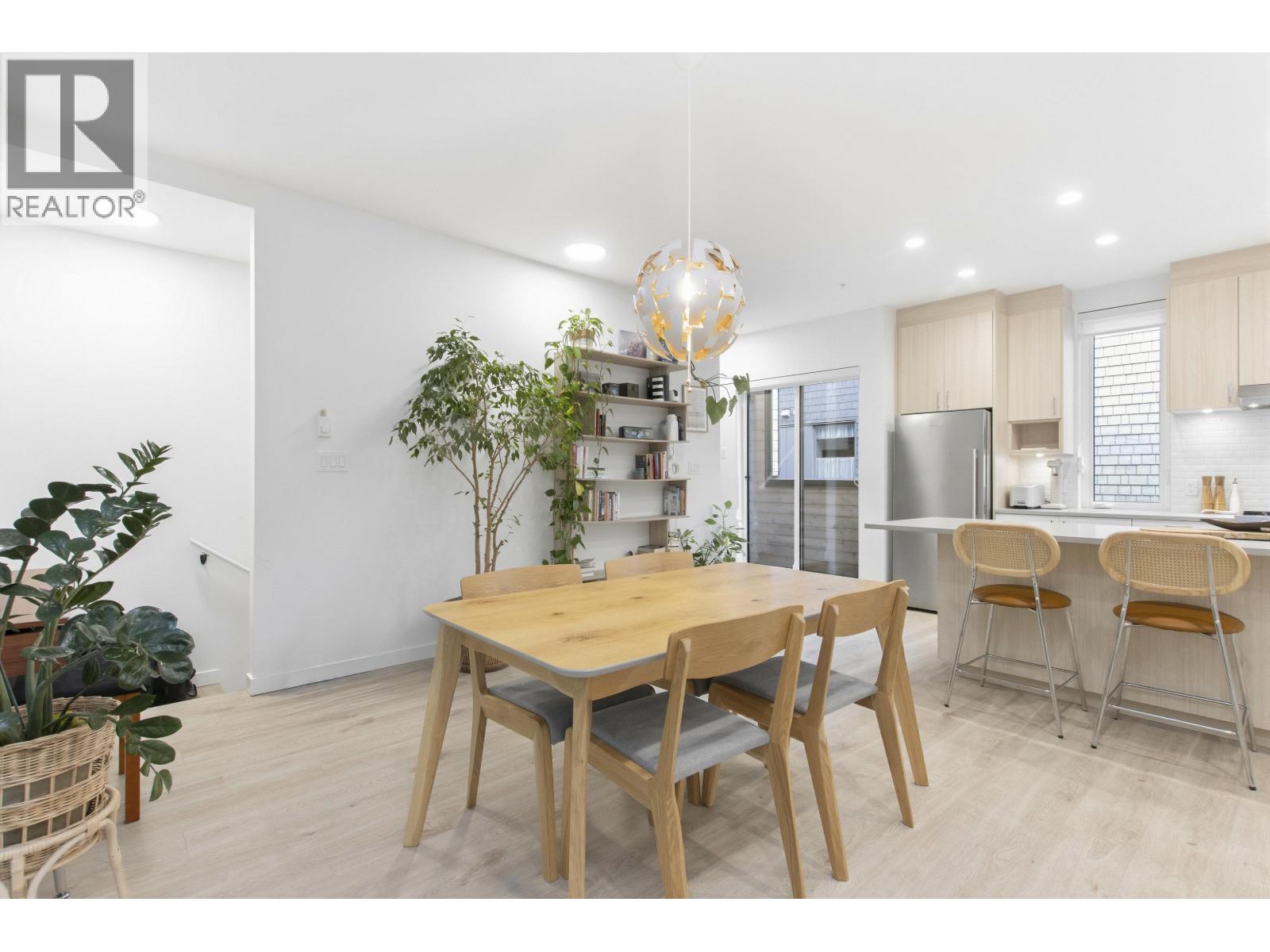 7 1089 WILSON CRESCENT