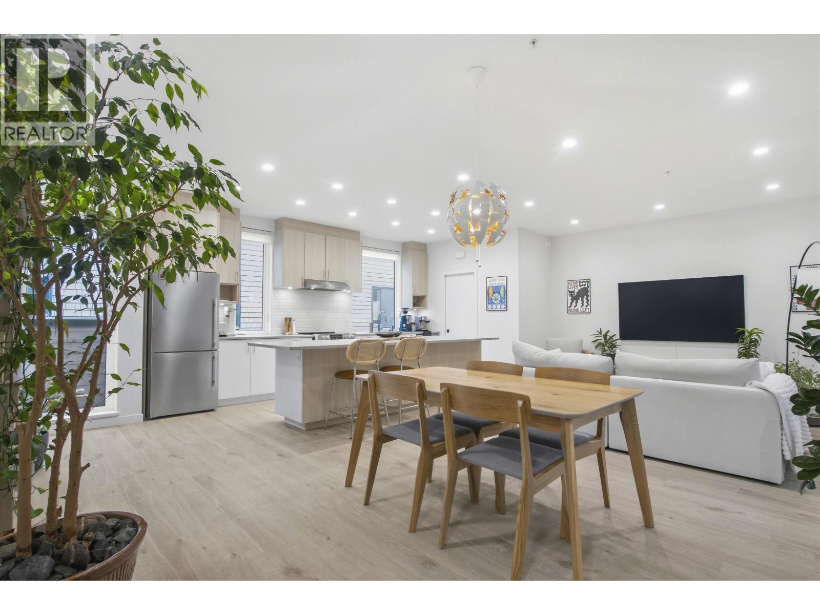 7 1089 WILSON CRESCENT