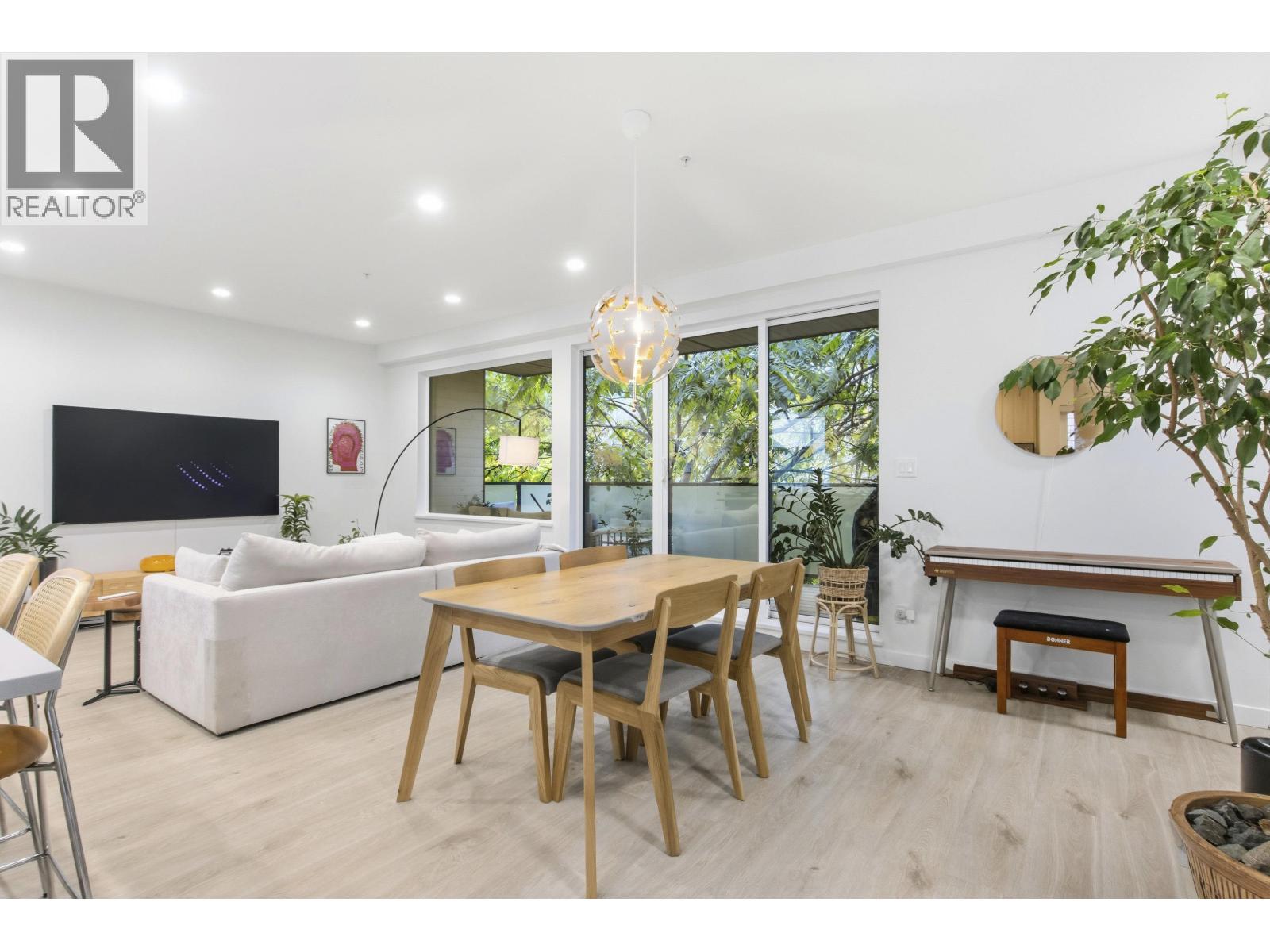 7 1089 WILSON CRESCENT