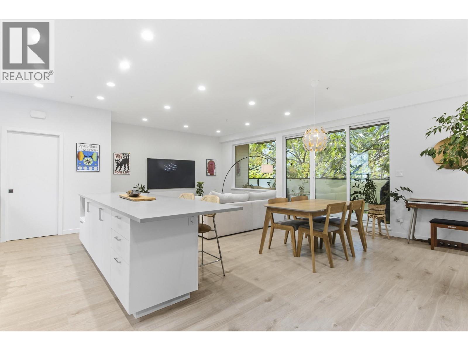 7 1089 WILSON CRESCENT