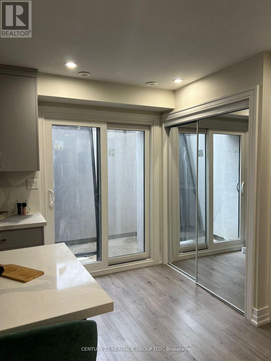 24 Deepglade Crescent, Toronto, Ontario  M2J 1B4 - Photo 3 - C14129716
