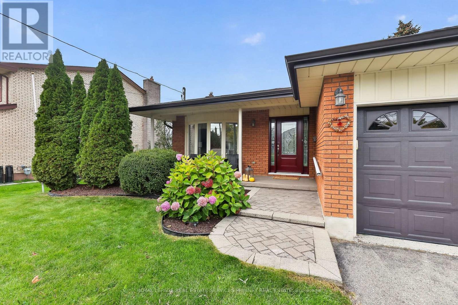 102 Applewood Crescent, Whitby, Ontario  L1N 2E7 - Photo 3 - E14129706