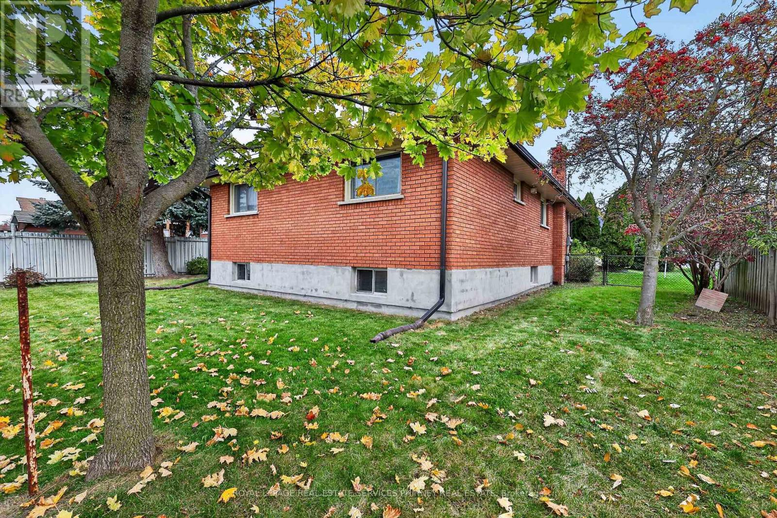 102 Applewood Crescent, Whitby, Ontario  L1N 2E7 - Photo 37 - E14129706