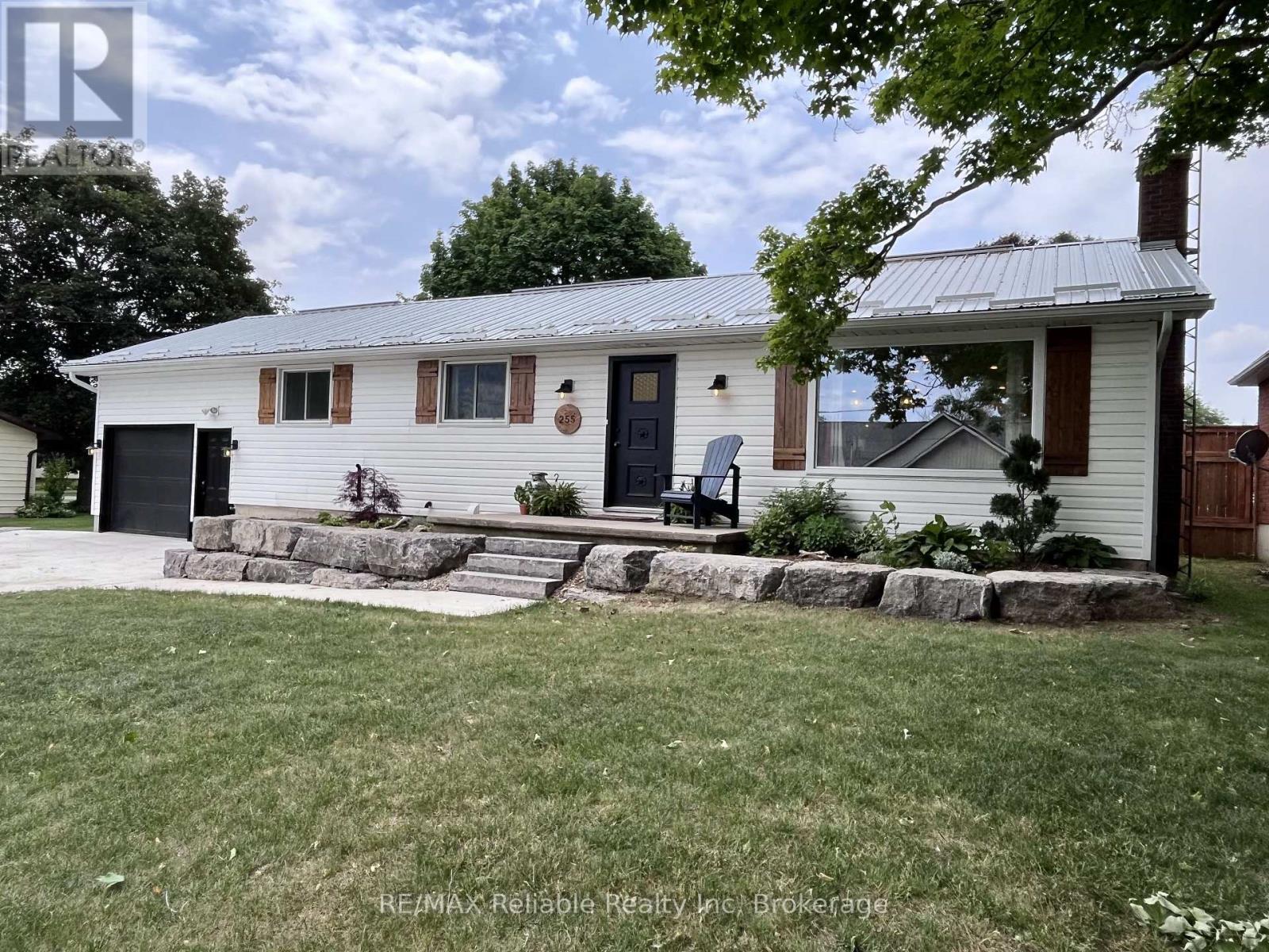255 Hamilton Street, North Huron, Ontario  N0M 1H0 - Photo 2 - X14130092