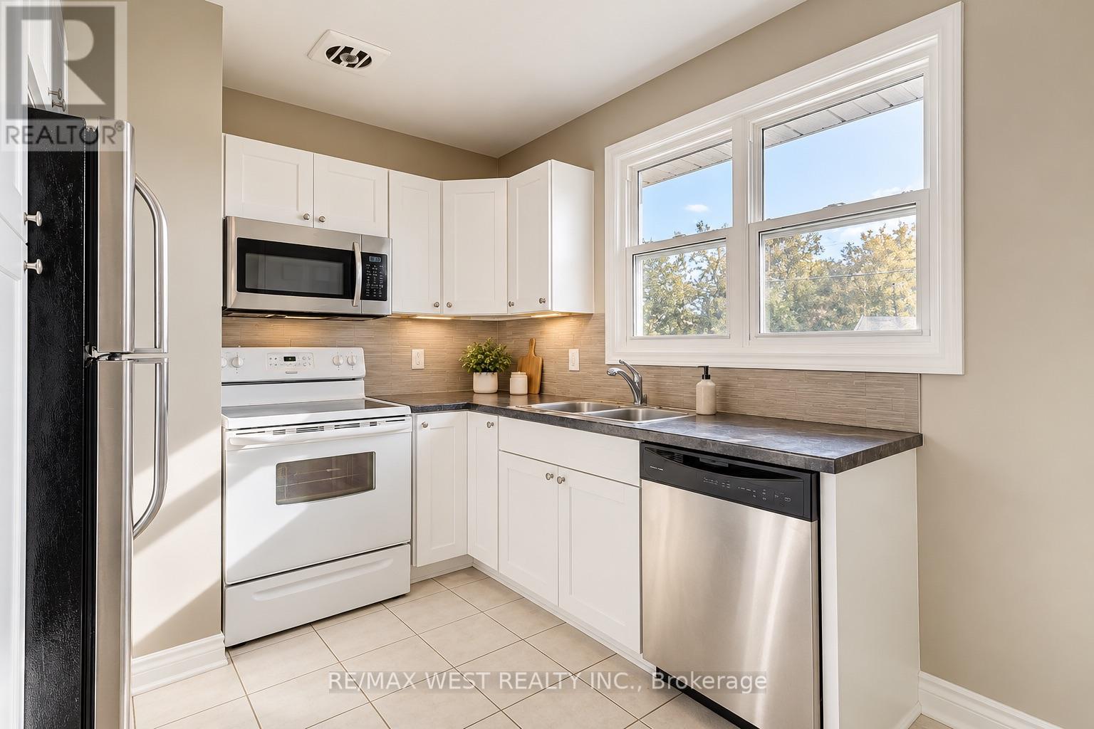 46 Newbury Drive, Newmarket (Bristol-London), Ontario  L3Y 4R1 - Photo 7 - N14130114
