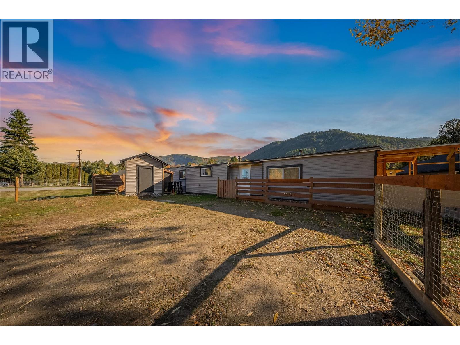 894 WATERLOO Road, Castlegar, British Columbia