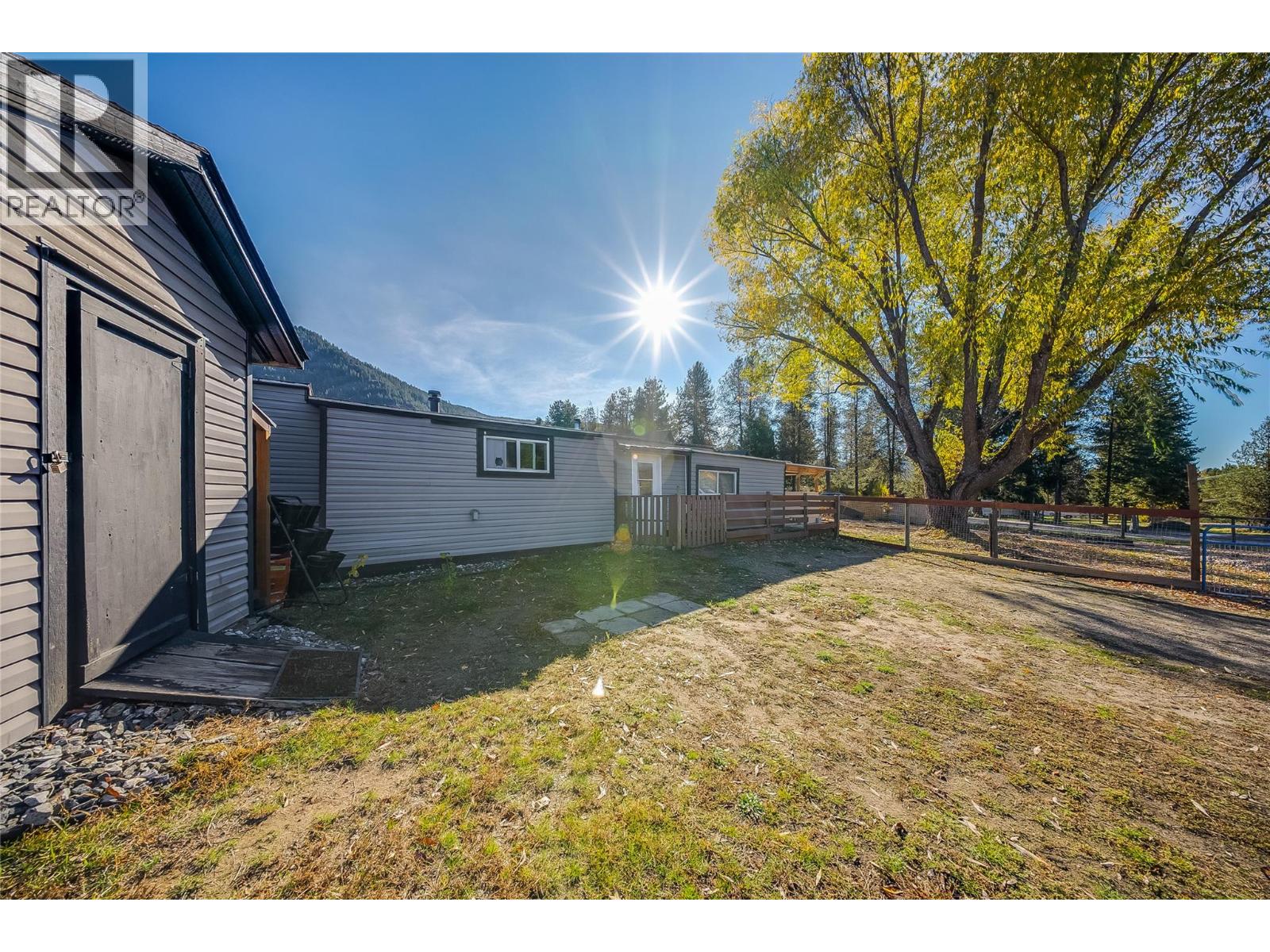 894 Waterloo Road, Castlegar, British Columbia  V1N 4K8 - Photo 16 - 10404838