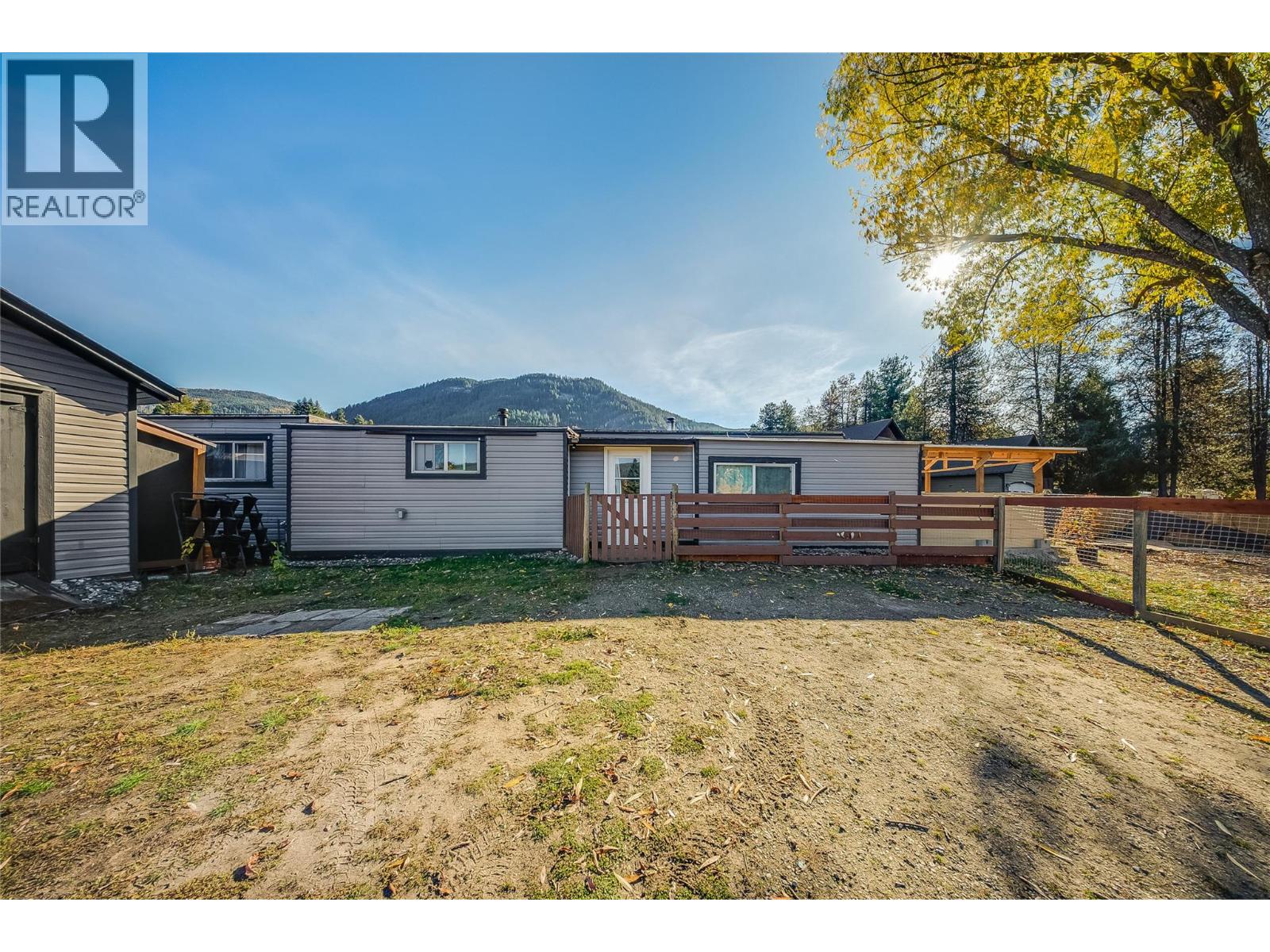 894 Waterloo Road, Castlegar, British Columbia  V1N 4K8 - Photo 17 - 10404838