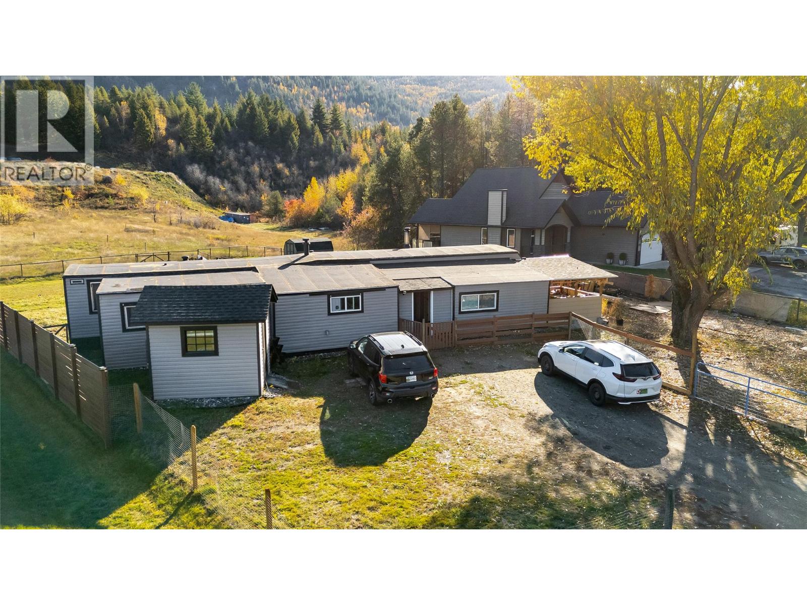 894 Waterloo Road, Castlegar, British Columbia  V1N 4K8 - Photo 2 - 10404838