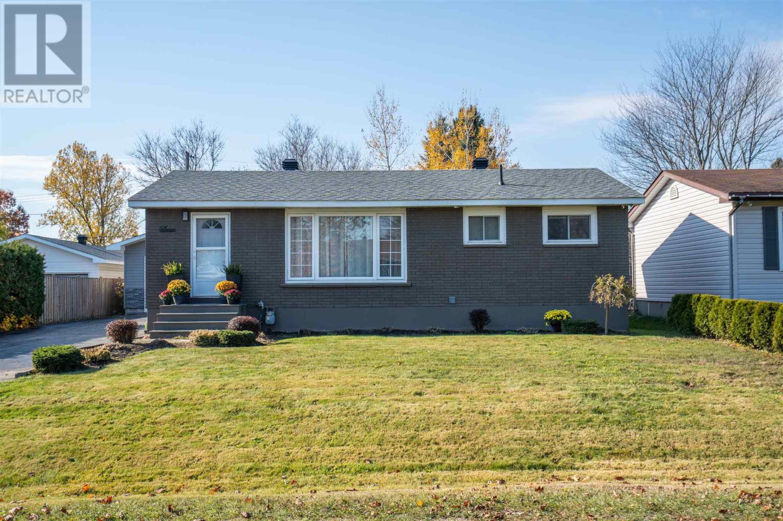 7 East Braemar Bay, Sault Ste. Marie, Ontario  P6C 3Z2 - Photo 2 - SM263031