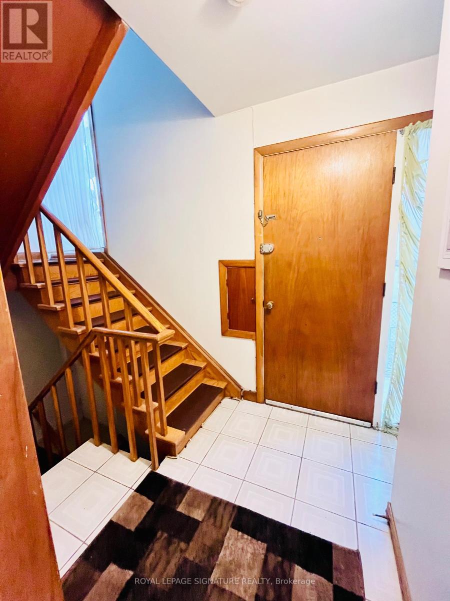 2nd Floor - 214 Queenslea Avenue, Toronto (Humberlea-Pelmo Park), Ontario  M9N 2L6 - Photo 2 - W14130264