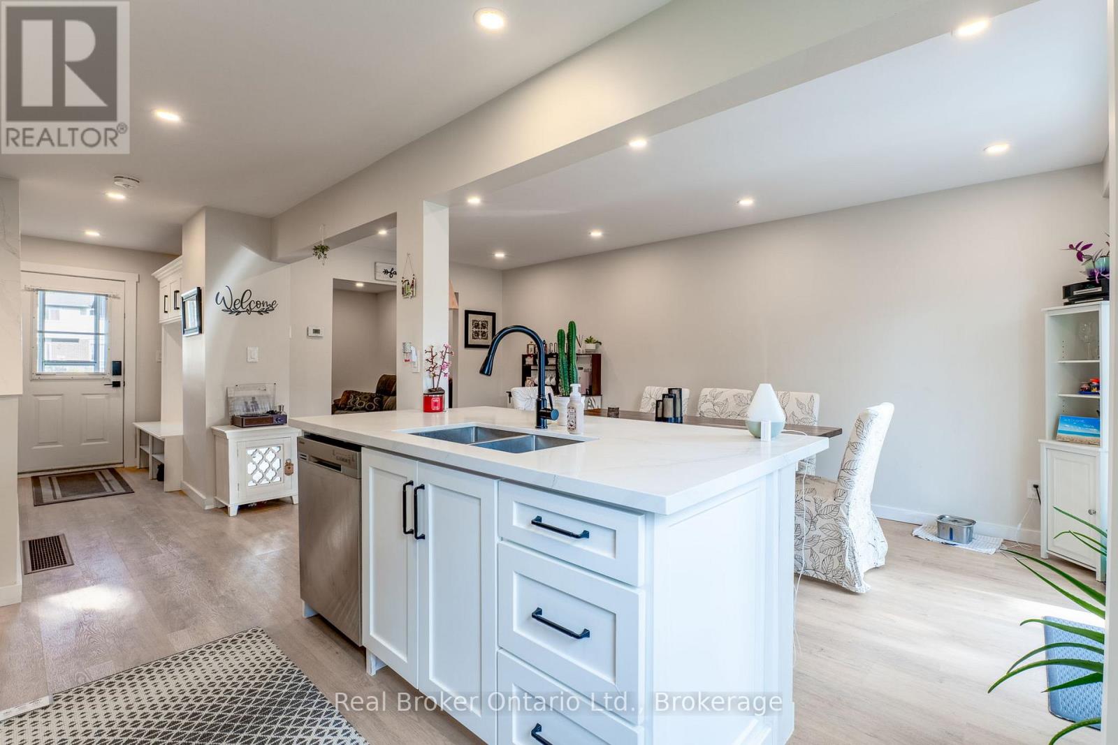 38 Christie Crescent, Barrie, Ontario L4N 4W8 - Photo 7 - S14130500