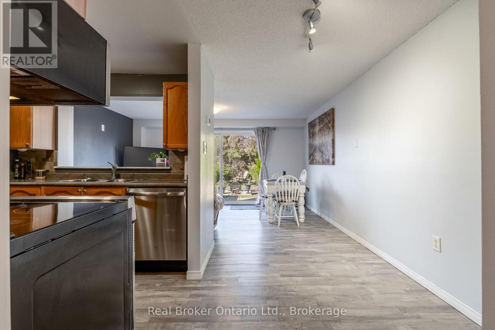 44 Monarchy Street, Barrie (Innis-Shore), Ontario  L4M 7K1 - Photo 3 - S14130510