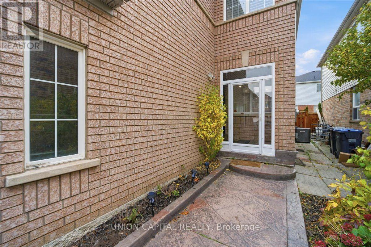 15 Hackberry Gate, Brampton, Ontario  L6R 2E7 - Photo 3 - W14130440