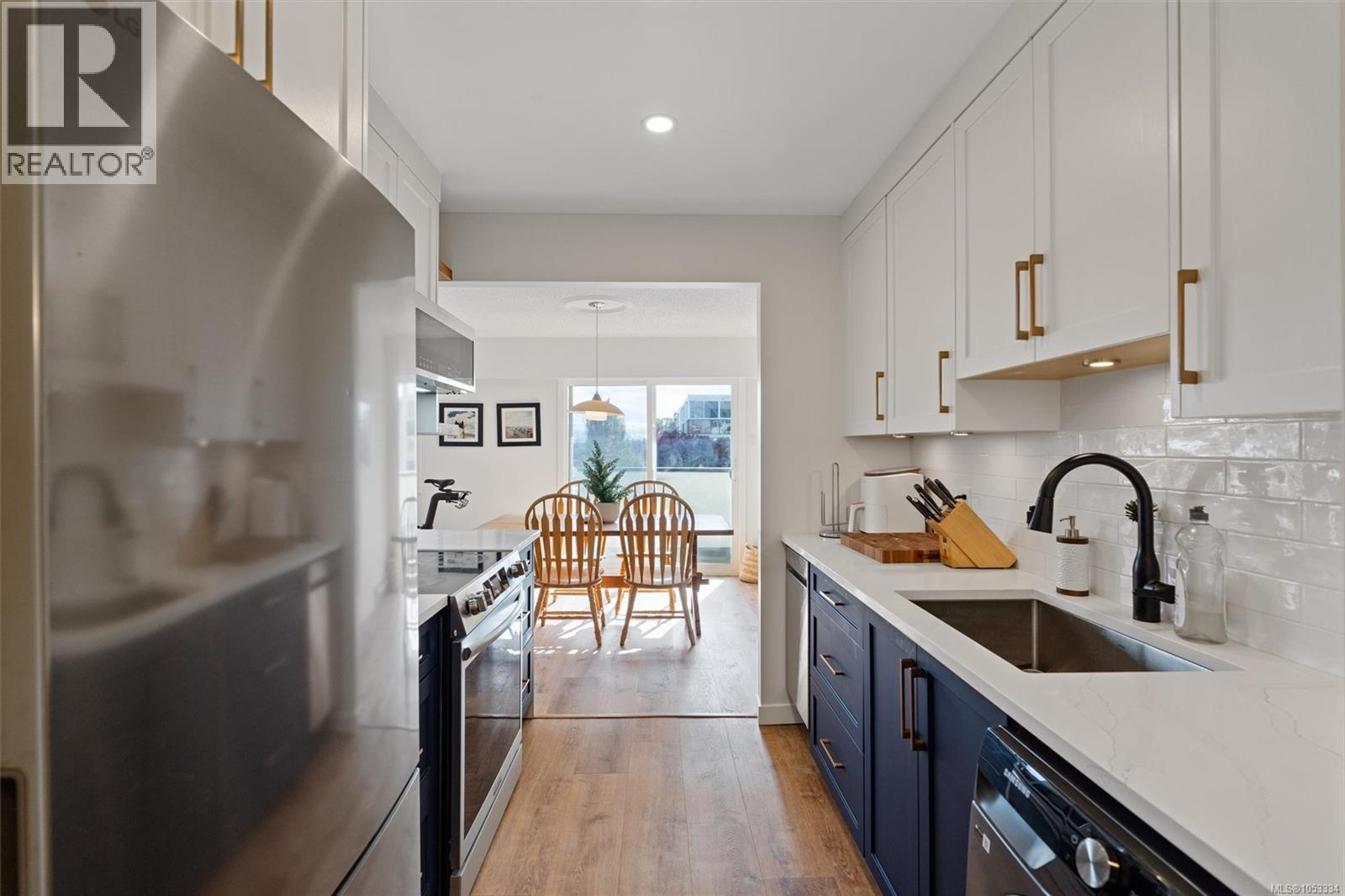 302 2535 Cadboro Bay Rd