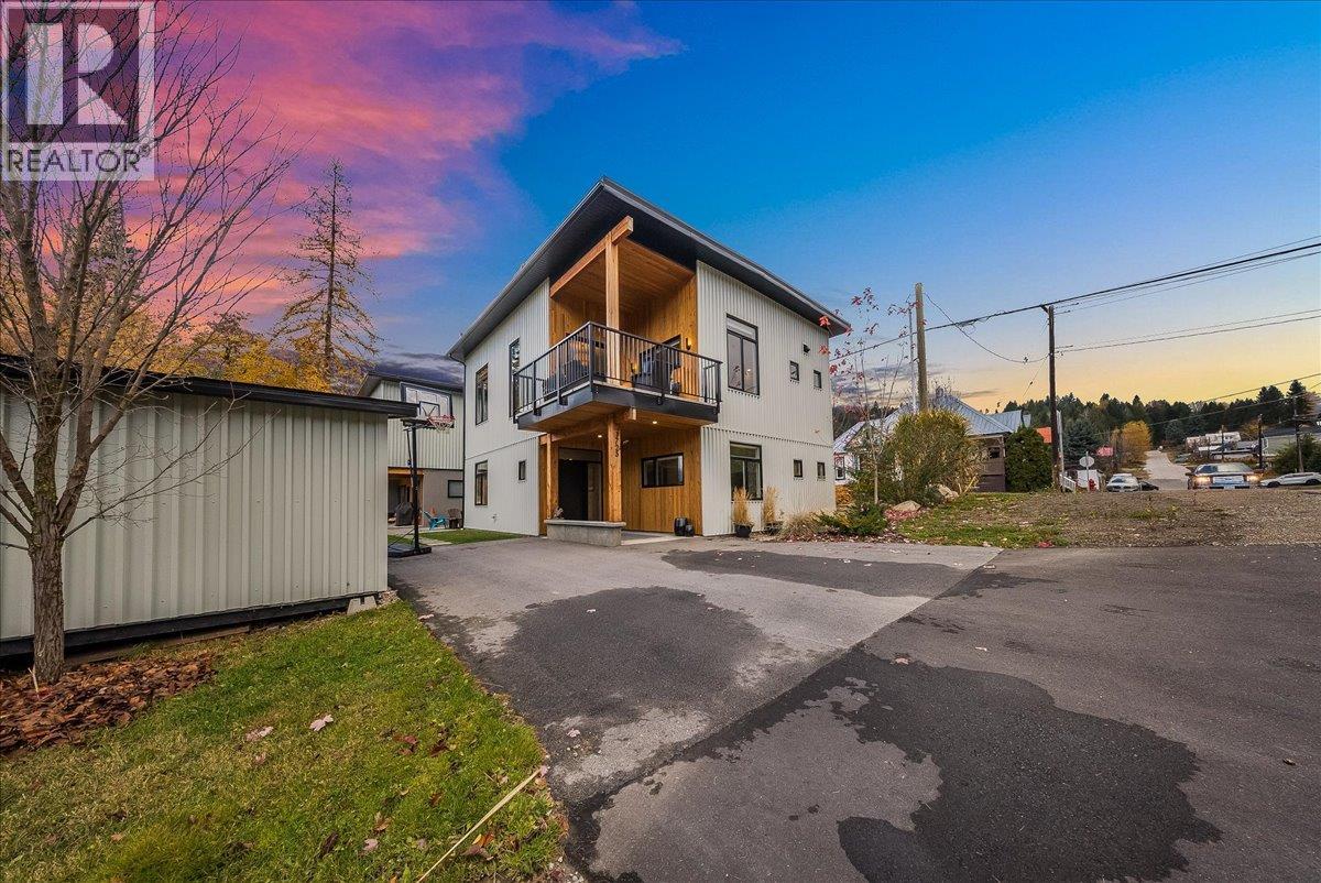 1725 Cook Avenue, Rossland, British Columbia