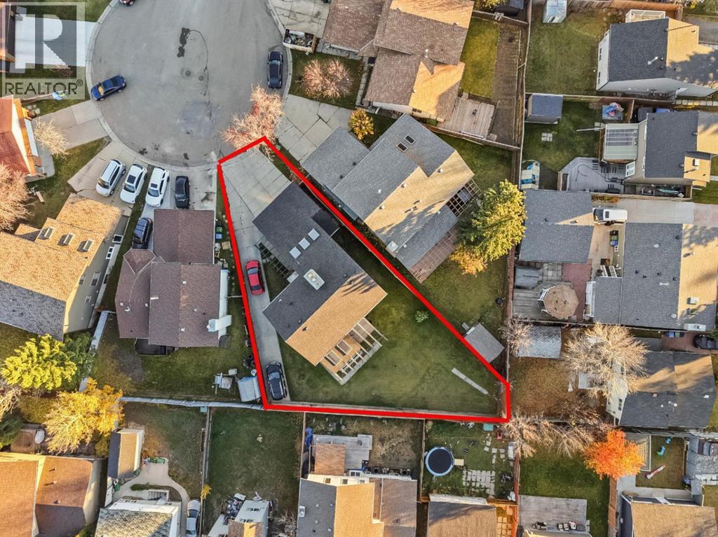 32 Castleglen Court NE