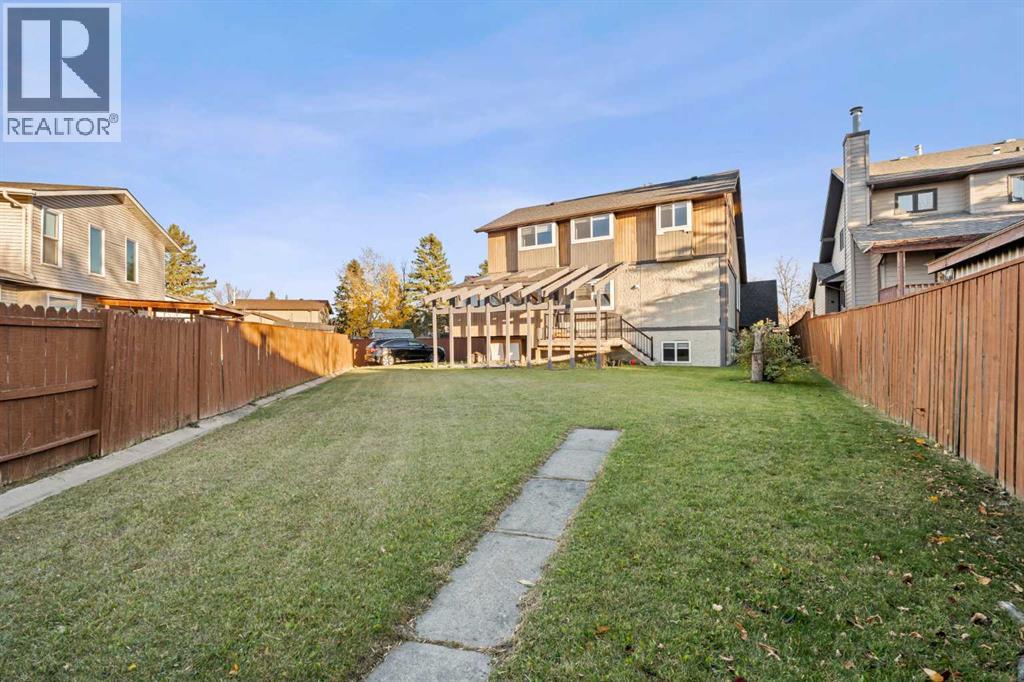 32 Castleglen Court NE