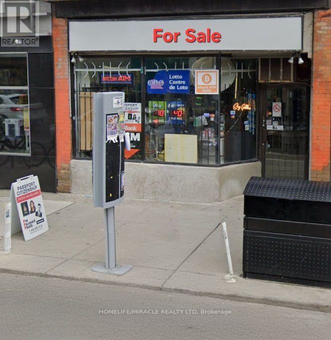 927 BLOOR STREET W, Toronto, Ontario