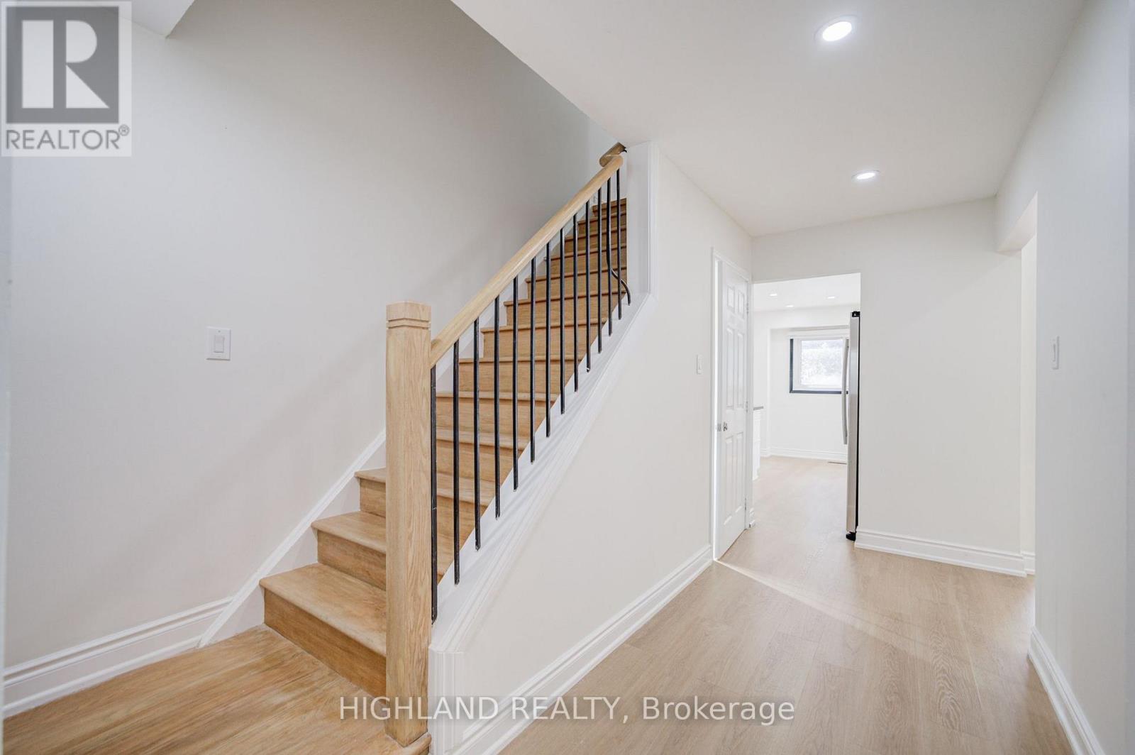 4066 Wycliffe Way, Mississauga, Ontario  L5C 3S1 - Photo 4 - W14130802