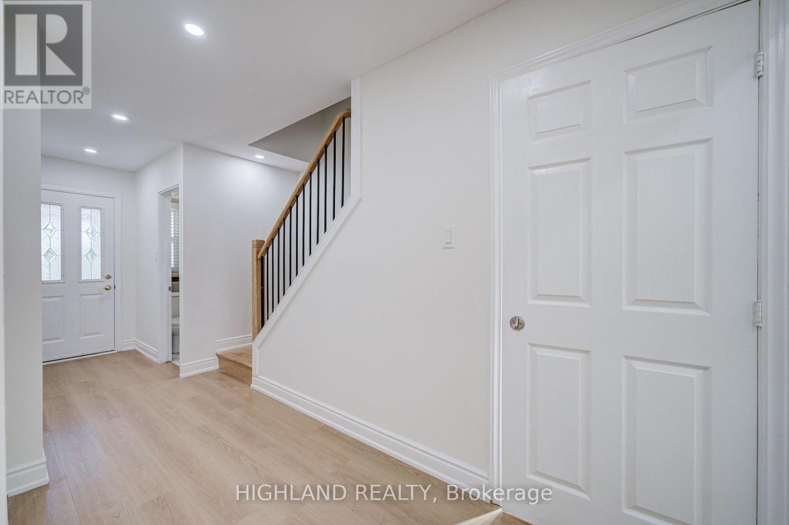 4066 Wycliffe Way, Mississauga, Ontario  L5C 3S1 - Photo 5 - W14130802
