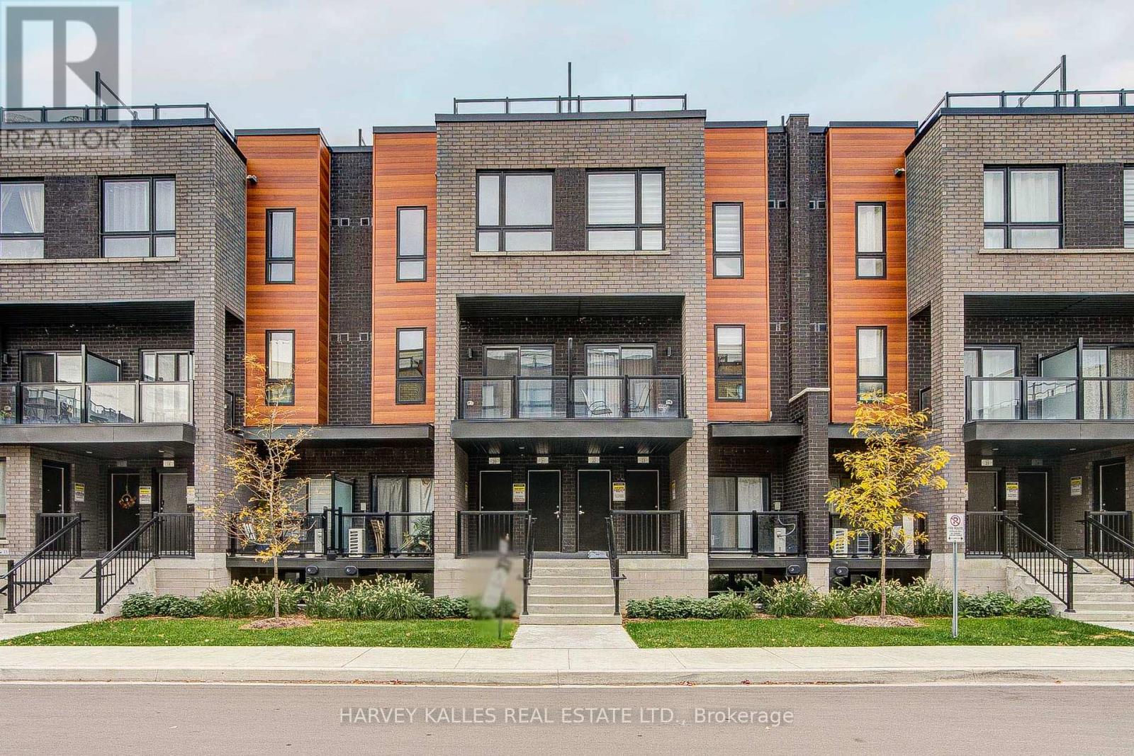 21 - 17 LYTHAM GREEN CIRCLE, Newmarket, Ontario