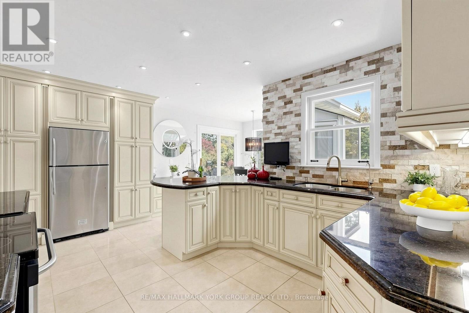45 Pinnacle Road, Toronto, Ontario  M2L 2V6 - Photo 12 - C13814398