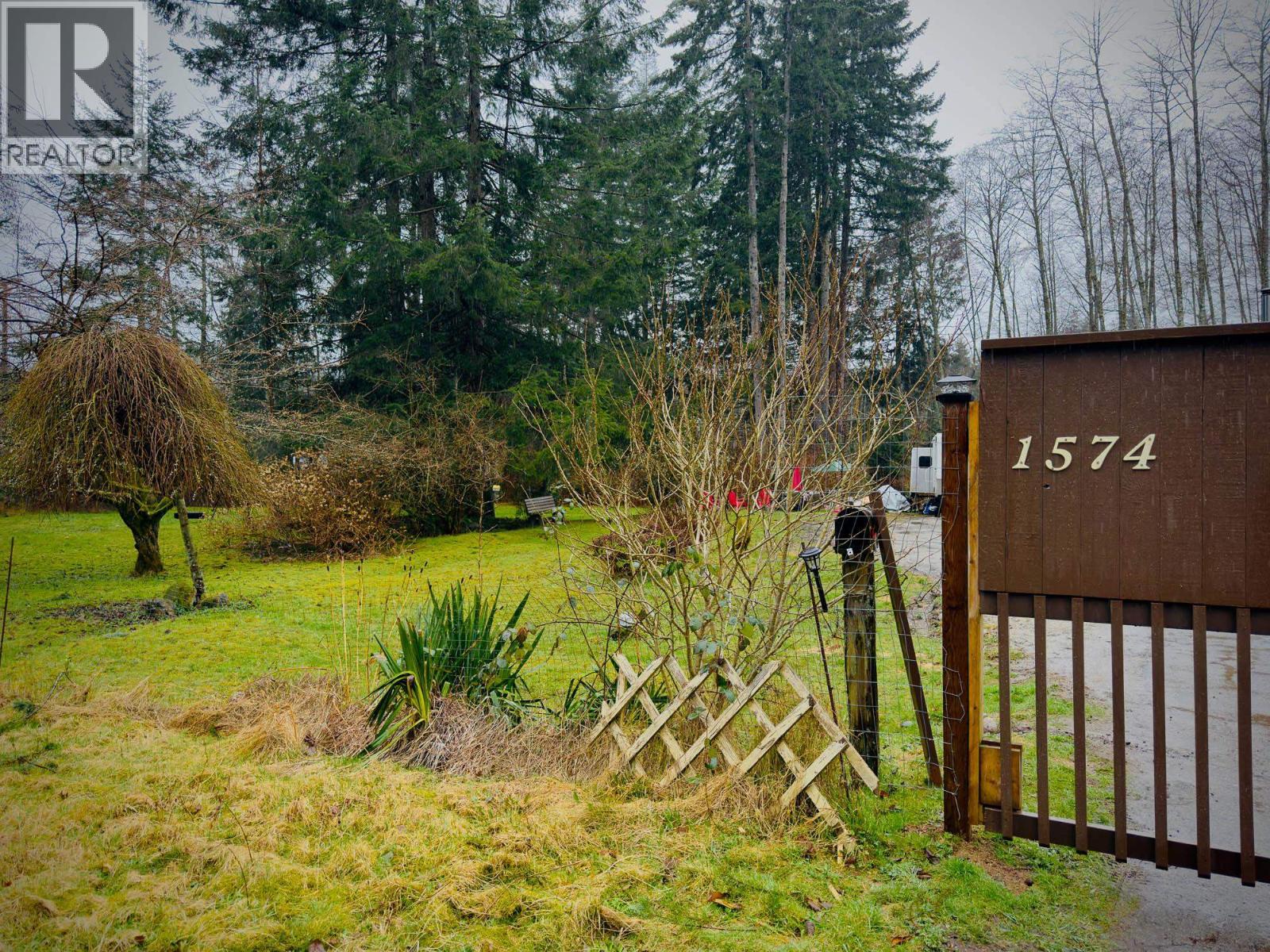 1574 Burton Road, Gibsons, British Columbia  V0N 1V2 - Photo 2 - R3179835