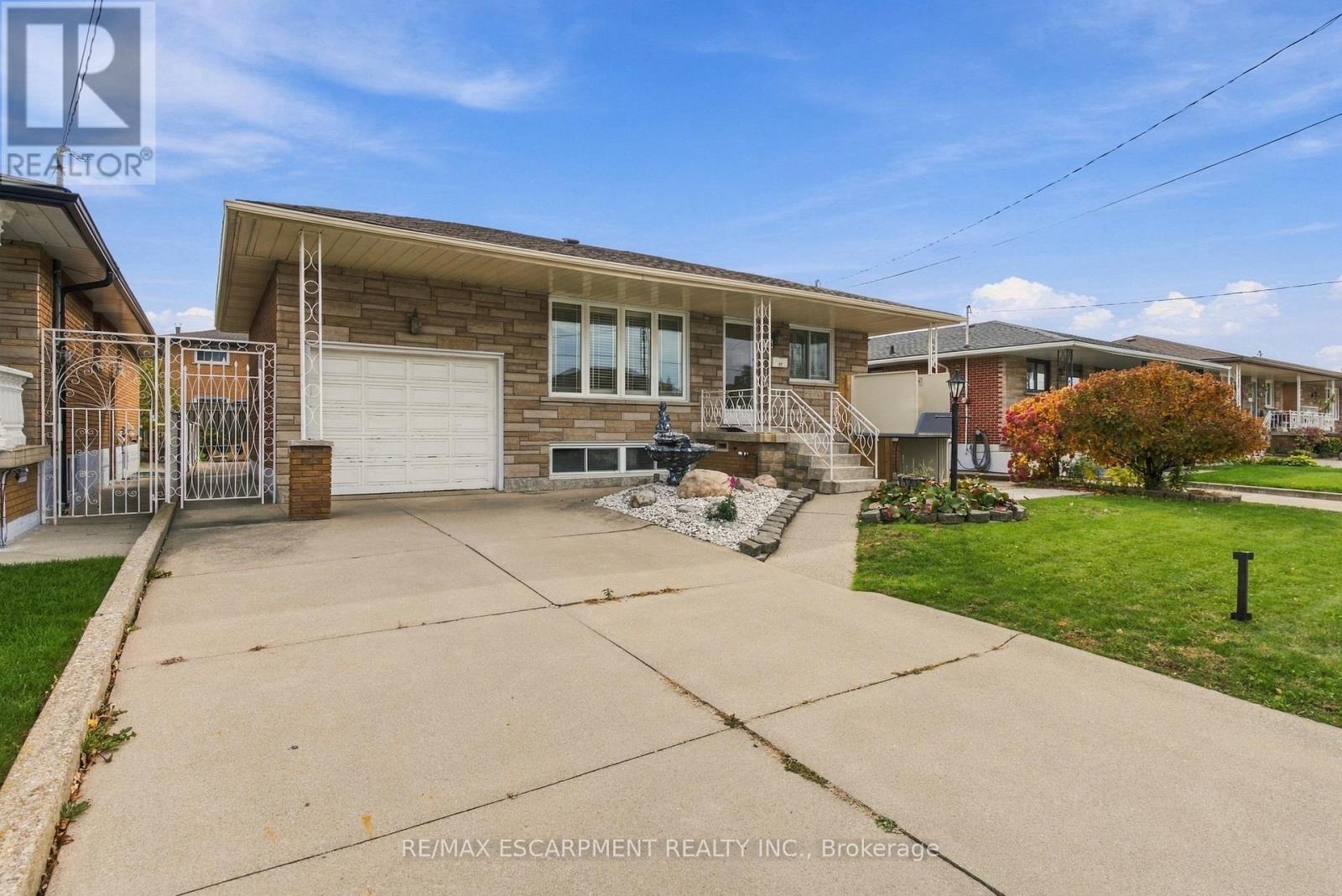 15 Flora Drive, Hamilton, Ontario  L8G 3Y9 - Photo 2 - X14132302